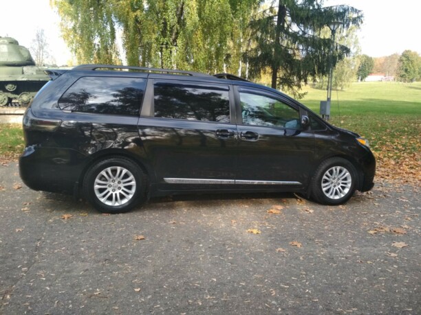 Toyota Sienna III (XL30), 7 мест, 2011 г.