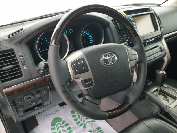 Toyota Land Cruiser J200, 7 мест, 2011 г.