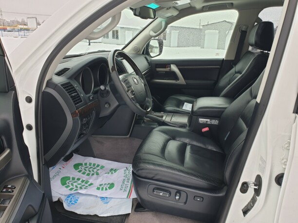 Toyota Land Cruiser J200, 7 мест, 2011 г.