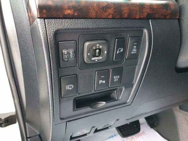 Toyota Land Cruiser J200, 7 мест, 2011 г.