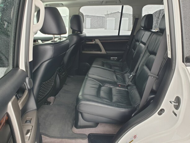 Toyota Land Cruiser J200, 7 мест, 2011 г.
