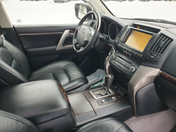 Toyota Land Cruiser J200, 7 мест, 2011 г.