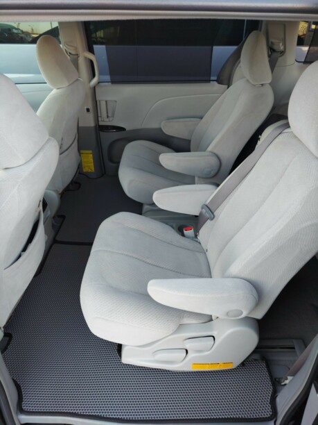 Toyota Sienna III (XL30), 7 мест, 2010 г.