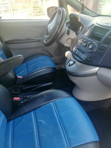 Mitsubishi Grandis, 7 мест, 2005 г.