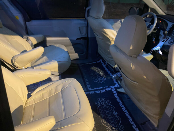 Toyota Sienna III (XL30), 7 мест, 2011 г.
