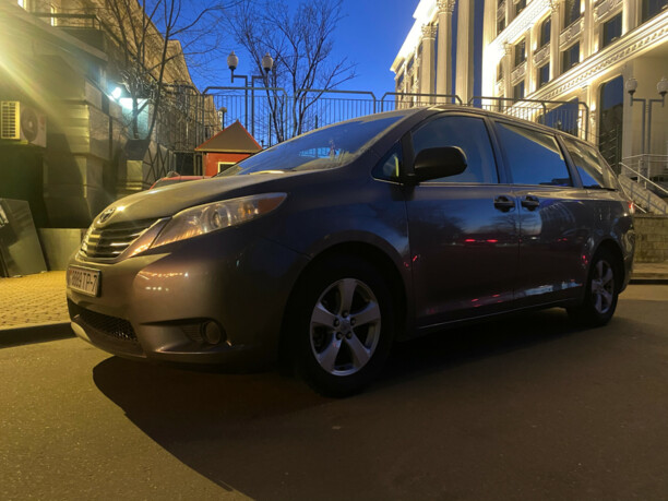 Toyota Sienna III (XL30), 7 мест, 2011 г.