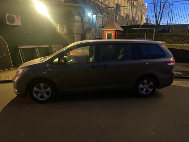 Toyota Sienna III (XL30), 7 мест, 2011 г.