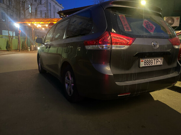 Toyota Sienna III (XL30), 7 мест, 2011 г.