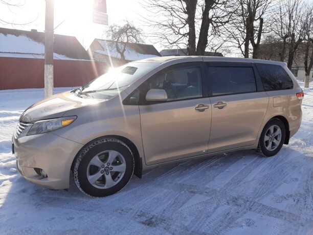 Toyota Sienna III (XL30), 7 мест, 2010 г.
