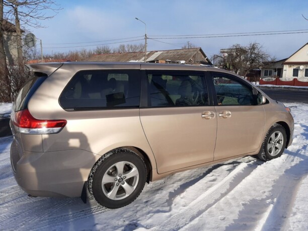 Toyota Sienna III (XL30), 7 мест, 2010 г.