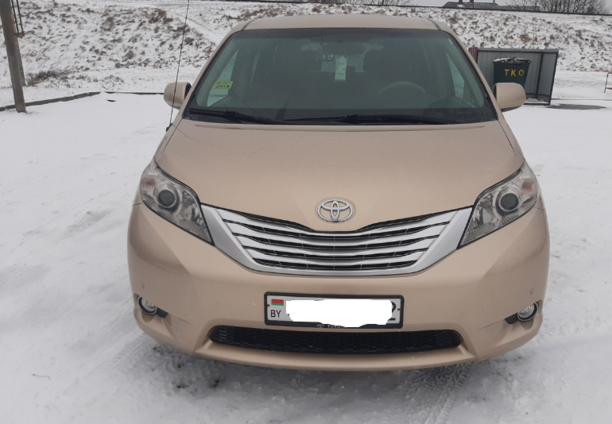 Toyota Sienna III (XL30), 7 мест, 2010 г.