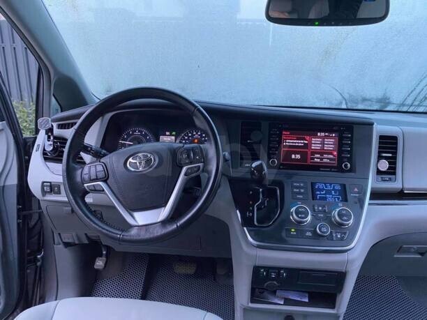 Toyota Sienna III (XL30), 7 мест, 2018 г.