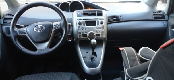 Toyota Verso I, 7 мест, 2010 г.