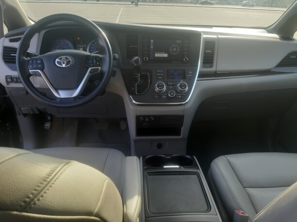 Toyota Sienna III (XL30), 7 мест, 2018 г.