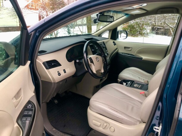 Toyota Sienna III (XL30), 7 мест, 2010 г.