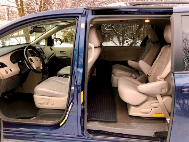 Toyota Sienna III (XL30), 7 мест, 2010 г.