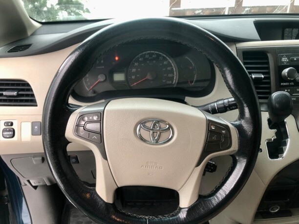 Toyota Sienna III (XL30), 7 мест, 2010 г.