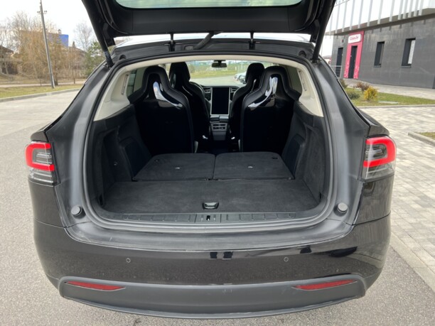 Tesla Model X, 6 мест, 2016 г.
