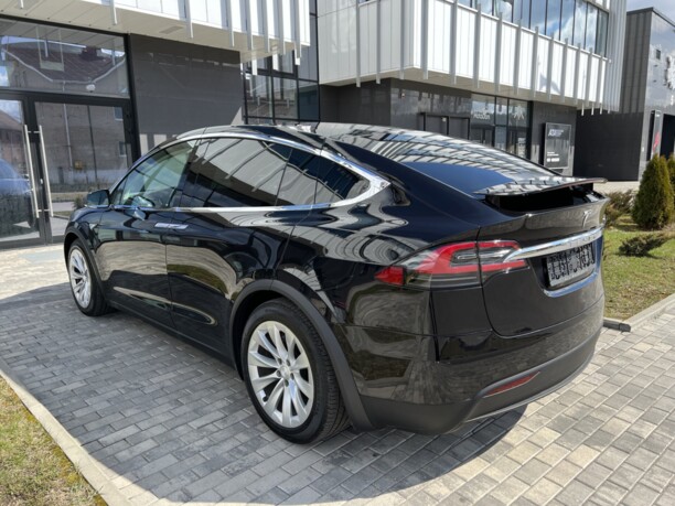 Tesla Model X, 6 мест, 2016 г.