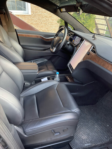 Tesla Model X, 7 мест, 2017 г.