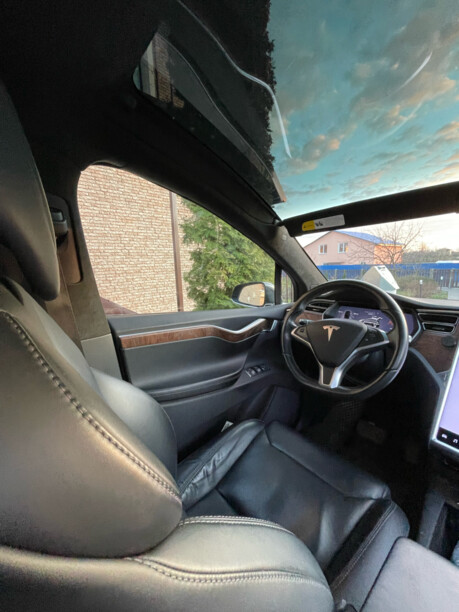 Tesla Model X, 7 мест, 2017 г.
