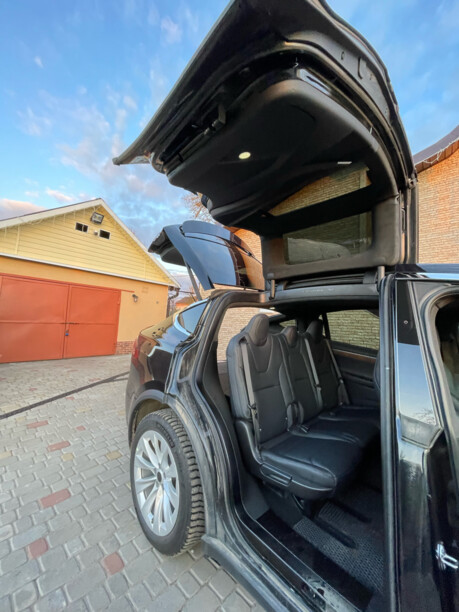 Tesla Model X, 7 мест, 2017 г.