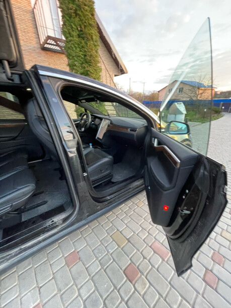 Tesla Model X, 7 мест, 2017 г.