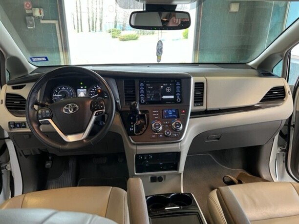 Toyota Sienna III (XL30), 7 мест, 2018 г.