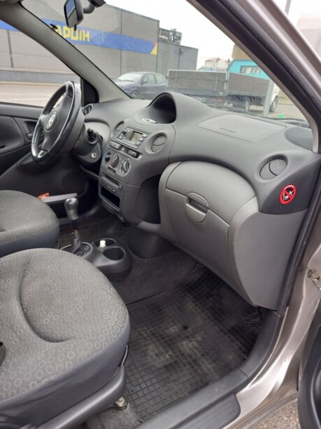 Toyota Yaris I (P1) · Рестайлинг, 2003 г.