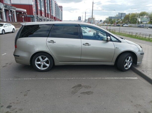 Mitsubishi Grandis, 7 мест, 2005 г.