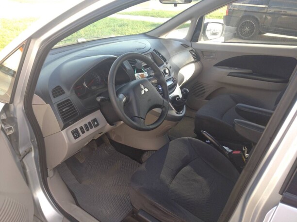 Mitsubishi Grandis, 7 мест, 2006 г.