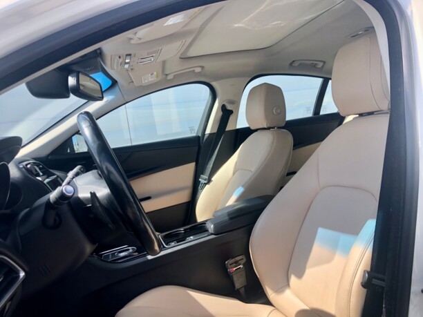 Jaguar XE, 2016 г.