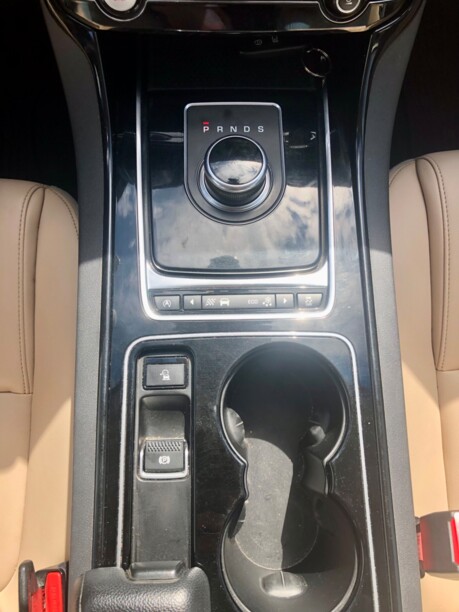 Jaguar XE, 2016 г.