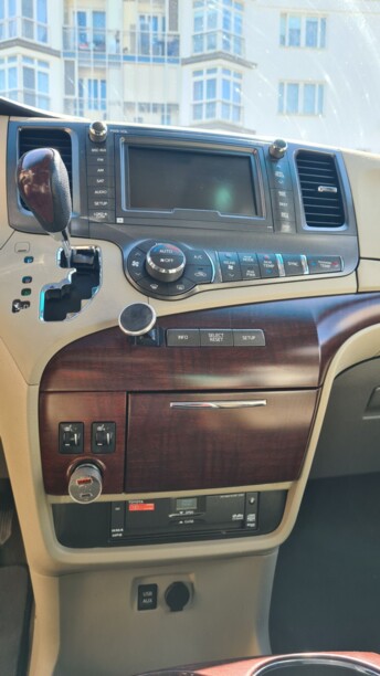 Toyota Sienna III (XL30), 7 мест, 2011 г.
