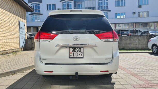 Toyota Sienna III (XL30), 7 мест, 2011 г.