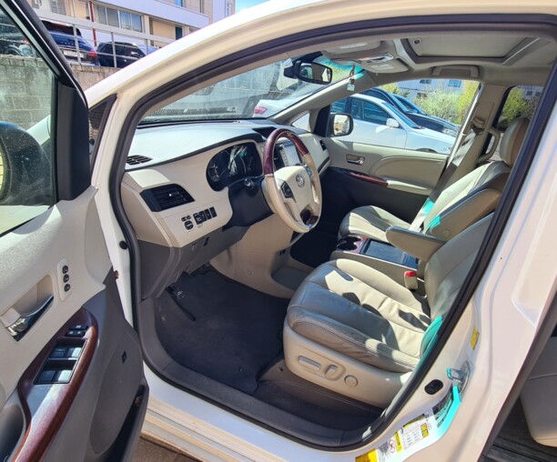 Toyota Sienna III (XL30), 7 мест, 2011 г.