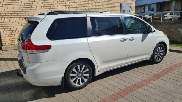 Toyota Sienna III (XL30), 7 мест, 2011 г.