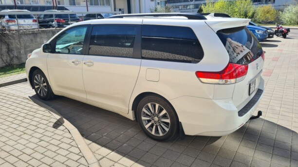 Toyota Sienna III (XL30), 7 мест, 2011 г.