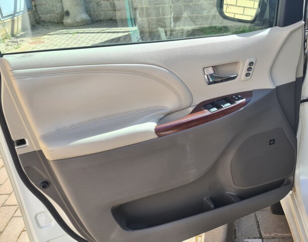 Toyota Sienna III (XL30), 7 мест, 2011 г.