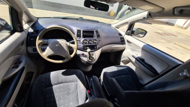 Mitsubishi Grandis, 7 мест, 2004 г.