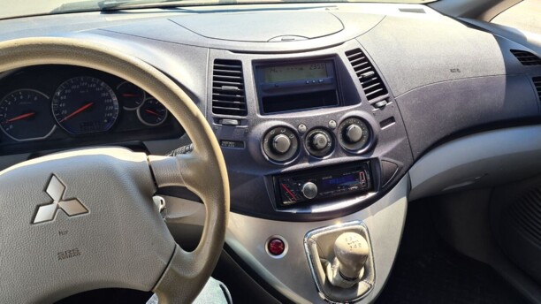 Mitsubishi Grandis, 7 мест, 2004 г.
