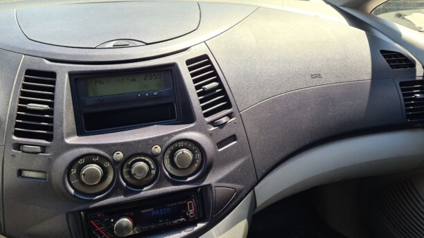 Mitsubishi Grandis, 7 мест, 2004 г.