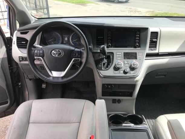 Toyota Sienna III (XL30), 7 мест, 2018 г.