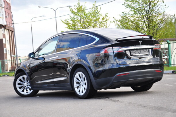 Tesla Model X, 6 мест, 2016 г.