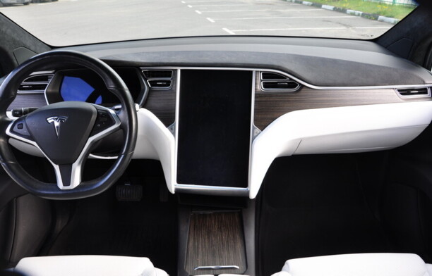 Tesla Model X, 6 мест, 2016 г.