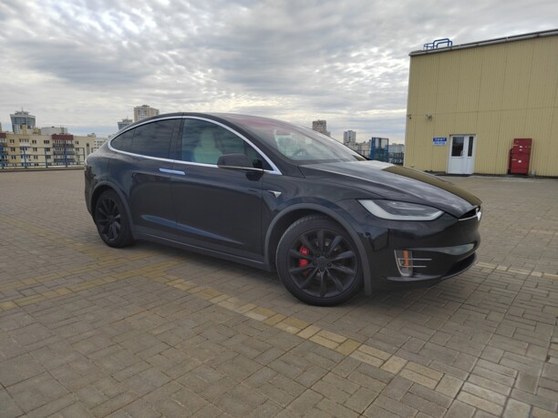 Tesla Model X, 6 мест, 2017 г.