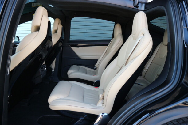 Tesla Model X, 6 мест, 2017 г.
