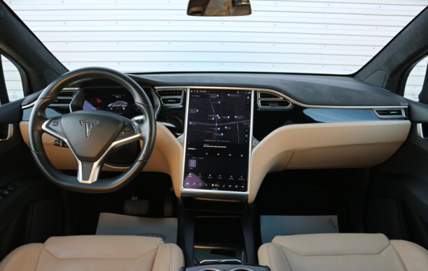 Tesla Model X, 6 мест, 2017 г.