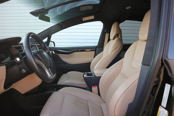 Tesla Model X, 6 мест, 2017 г.