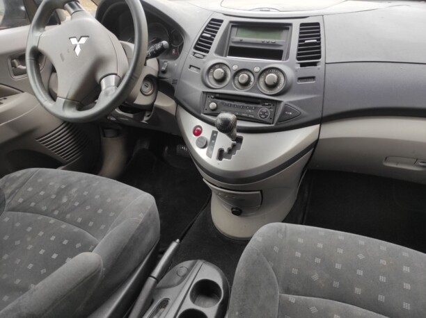 Mitsubishi Grandis, 7 мест, 2004 г.